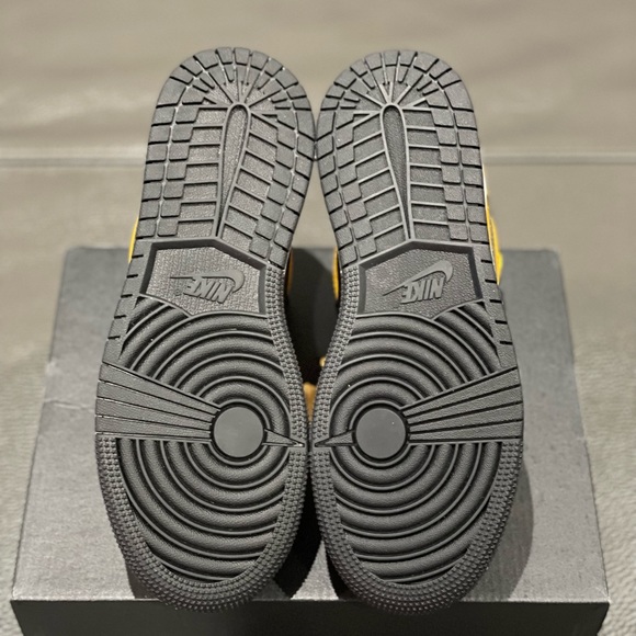 ❌SOLD❌AIR JORDAN 1 LOW (GS) - UNIVERSITY GOLD - Picture 3 of 8